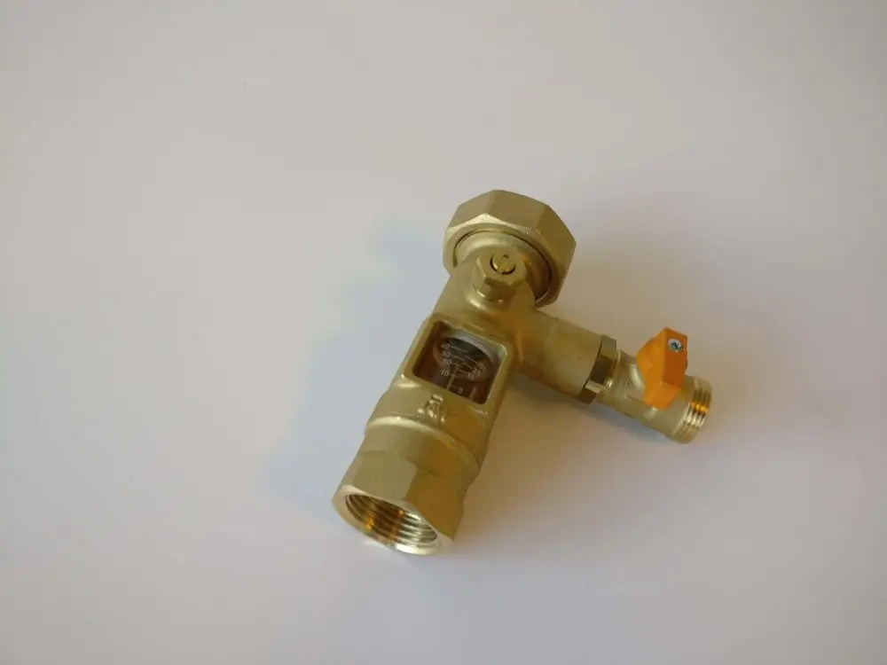 Remeha Flowmeter aus Messing mit angeflanschten Hahn und Sichtfenster zur Durchflusskontrolle. Anschlussgewinde sichtbar.
